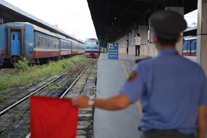 本市迎來放寬社交隔離後首趟列車