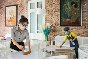 某咖啡店做好準備重新接待顧客。