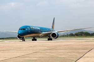 應早日恢復常規國際航線