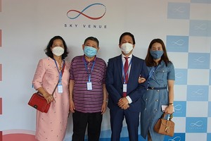 杭慰瑤（左二）與陳文仲(左三)與各董事合影。