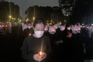 本市民眾點燃燭光悼念。