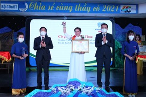 天龍集團行銷部門經理鄭文豪(左二)與越南青聯會領導頒獎給教師。