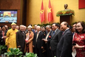 黨中央總書記阮富仲與各代表合影。