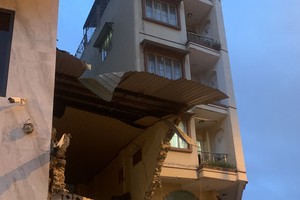  房子前面部分倒塌。