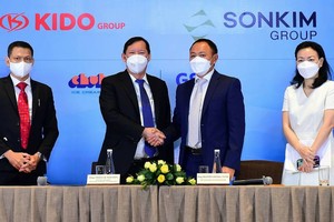 KIDO集團總經理陳榮源（左二）與山金集團領導合作。