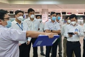 市疾控中心與新山一機場出入境管理機構檢查機場防疫工作。