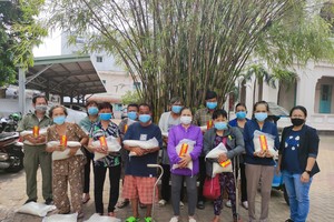 報社慈善工作組代表向貧困戶贈送禮物。