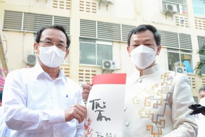 市委書記阮文年給大水鑊醫院院長阮知識贈送“知恩”二字。(圖源：維信)