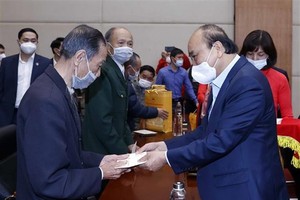 國家主席阮春福向優撫家庭贈送春節禮物。( 圖自越通社)