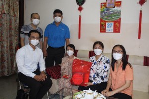 第五郡第八坊政府領導與“西堤華人文化陳列室”計劃代表向許燕雲大娘（左二）拜年。