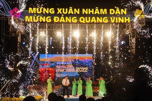 市人委會副主席楊英德擊鼓後，2022壬寅年春花會正式開幕。