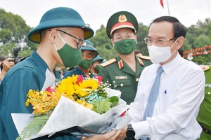 市委書記阮文年親切勉勵入伍青年。