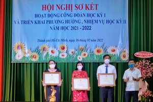 市華語成人教育中心主任錢美秀(左一)獲得越南勞動聯團獎狀。