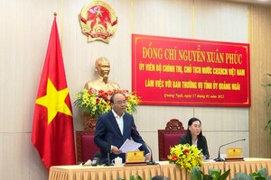 國家主席阮春福與廣義省省委常委會舉行會議。