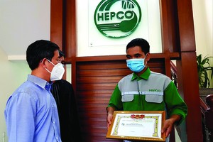 環衛工撿到鑽戒歸還失主 