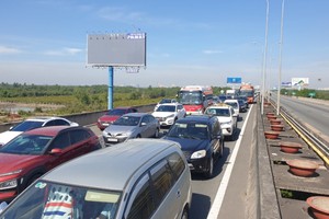 高速公路發生交通事故，車輛大排長龍。