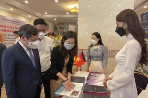 廣平省省委書記武勝與企業交流。