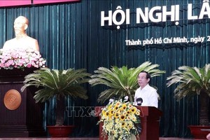 市委書記阮文年主持會議。