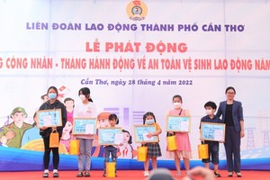 芹苴市勞動聯團向工會會員子弟頒發存折。 