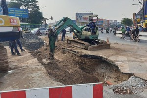 交岔路口水管破裂造成陷坑