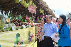 第八郡郡委書記武玉國順參觀“岸上船下”水果週攤位。