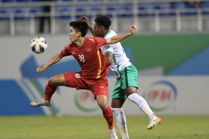 兩隊球員爭球（圖源：互聯網）