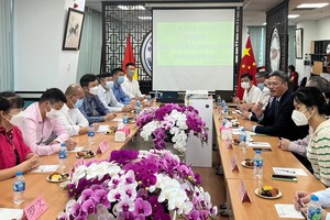 中國駐本市總領事魏華祥（穿西裝者）到訪中商會並發表指導工作。 