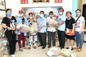 各贊助商向窮人發送禮物。