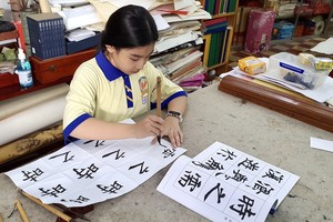 林漢城培養少兒學習書法興趣。