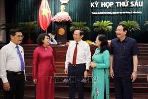 市委書記阮文年和代表交談。