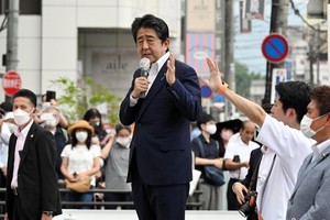 日本前首相安倍晉三在遭遇槍擊前，正在進行街頭演講。
