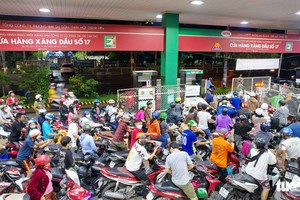 多個加油站出現擁擠情況。(圖源：tuoitre.vn)