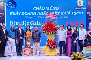 第十一郡領導送花祝賀第十一郡商會。