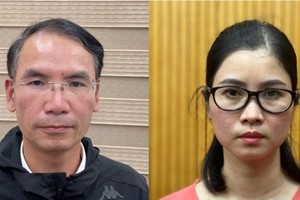 被告人曹德侠（左）和黎氏玉英。