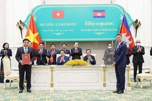 政府總理范明政與洪森共同見證簽字儀式。