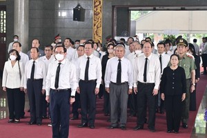 市領導弔唁許玉順同志。