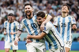 梅西與隊友慶祝進球（圖源：互聯網） 