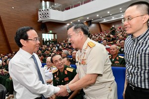 市委書記阮文年與代表會面。