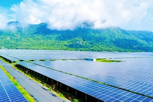 禁山脚下壮观的安好太阳能发电厂