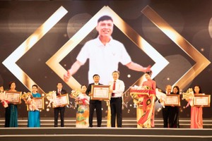 华人艺人叶家豪获得优秀艺人称号。