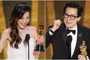 亚裔影星杨紫琼(左)与关继威夺得奥斯卡奖。