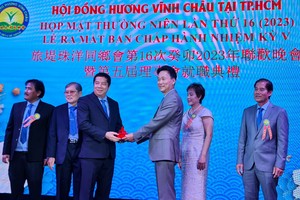 第四届理事会会长郑修江交印给第五届理事会会长陈文章（左三）。