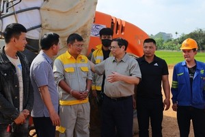 范明政总理看望施工场地的干部、工人。