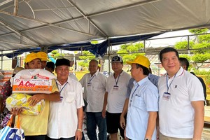 陈南北会长(右一)与珠洋乡亲赠送礼物给贫困者。