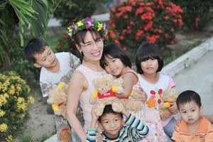 越捷航空公司董事长阮氏芳草关爱孤儿们。