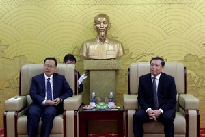 越南党中央委员、中央宣教部常务副部长赖春门会见中共中央宣传部副部长、国务院新闻办公室主任孙业礼。