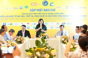 市工商厅副厅长阮氏金玉向媒体介绍展览活动。