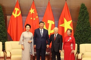 党中央总书记阮富仲夫妇与中共中央总书记、中国国家主席习近平夫妇合影。
