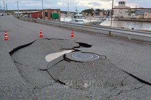 1月1日，日本石川县金泽市发生地震后路面出现裂​​缝。
