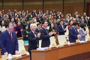 阮富仲总书记与国家主席武文赏出席会议。